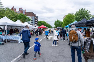 Washington, DC USA - 8 Mayıs 2022: Dupont Circle FRESHFARM Pazarı. Pazar sabahı çiftçi pazarı ülkedeki en iyi çiftçi pazarlarından biri seçildi.