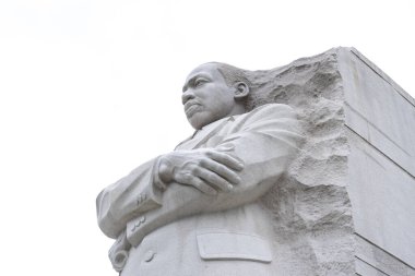 Washington, DC USA - 5 Mayıs 2022: Martin Luther King, Jr. Heykeltıraş Lei Yixin tarafından oyulmuş, beyaz arka planda izole edilmiş