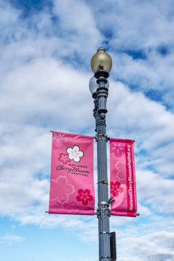 Washington, DC USA - 5 Mayıs 2022: Ulusal Kiraz Çiçeği Festivali için lamba direğinde pankartlar.