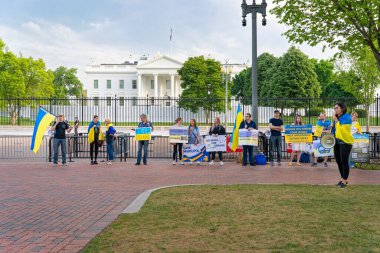 Washington, DC USA - 4 Mayıs 2022: Beyaz Saray önünde Ukrayna için barışçıl protesto 