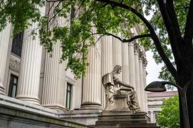 Washington, DC USA - 6 Mayıs 2022: Robert Aitken 'in gelecek heykeli Ulusal Arşiv binasının önünde duruyor.