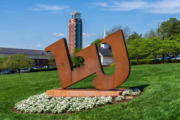 Lynchburg, Virginia - 22 Nisan 2022: Liberty Üniversitesi için arka planda Özgürlük Kulesi olan büyük metal logo. Özgürlük Kulesi, John W. Rawlings İlahiyat Okulu 'nun bir parçasıdır..