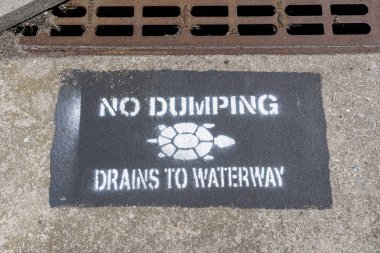 Kaplumbağa spreyiyle kaplanmış Drians 'ı suya boşaltmak yok kaldırım veya yoldaki rögarın üzerine