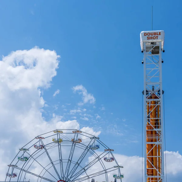 Ocean City, NJ - 2 Haziran 2022 Playland 's Castaway Cove' da çifte atış ve dönme dolap. Çifte Atış, 25 metre yüksekliğinde bir iniş kulesidir. Binicileri tepeye fırlatır ve sonra nazikçe aşağı sektirir..
