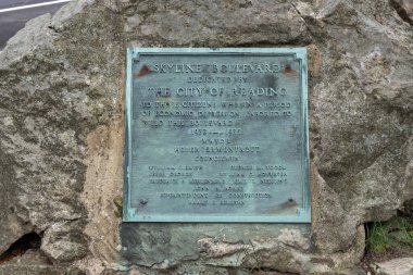 Pennsylvania 'nın Reading şehrindeki Penn Dağı' ndaki Skyline Bulvarı tabelasında Büyük Buhran sırasında yolu inşa eden işçiler onurlandırılıyor.
