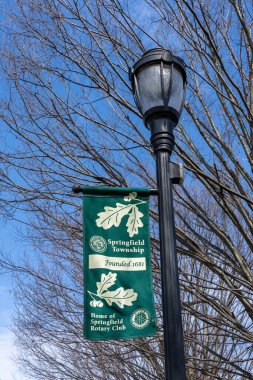 Flourtown, PA - 16 Nisan 2022 Springfield Rotary Club ile birlikte Banner for Springfield Township, Lamba direğine asılmış..