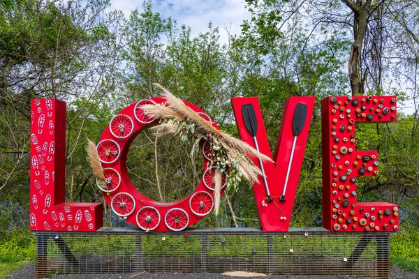Lynchburg, Virginia - 21 Nisan 2022: Virginia 'nın doğal otlar ve yapraklarla süslenmiş aşk eserlerinden biri Concord otoyolu yakınlarındaki James River Heritage Trail' de..