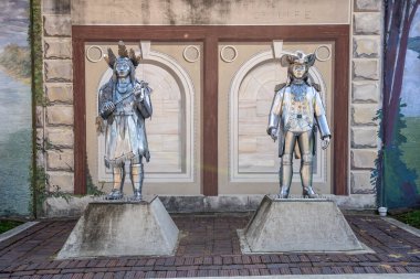 Point Pleasant, WV - 9-10-2021: Bob Roach 'un nehir kenarındaki patikada yaptığı metal heykeller, Şef Cornstalk ve General Andrew Lewis' in 