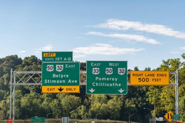 Atina, Ohio 'da 33. yolda Belpre, Stimson Bulvarı ve ABD 33, ABD 50 ve Ohio 32 no' lu güzergahlarda devam eden A-B çıkışı için trafik işaretleri var.