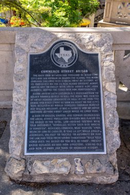 San Antonio, TX - 18 Ekim 2021 Sahil Yolu ve San Antonio Nehri üzerindeki tarihi Ticaret Sokağı Köprüsü tabelası köprünün bazı tarihçelerini anlatıyor..