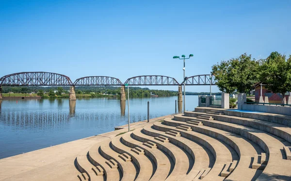 ポイントプレザント ウェストバージニア川沿いの円形劇場とポイントプレザント カナウガ鉄道橋オハイオ川を渡って — ストック写真