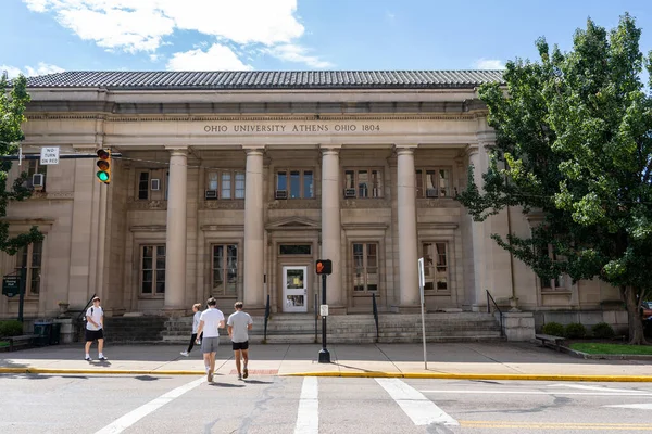 Atina, Ohio - 9 Eylül 2021: Öğrenciler, 1911 yılında Atina Postanesi olarak inşa edilen ve 1964 yılında OU tarafından satın alınan Ohio Üniversitesi Haning Hall önünde karşıdan karşıya geçiyorlar.