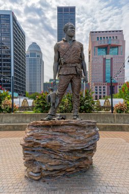 Louisville, KY - 9-11-2021: Bu New York bronzu, Lewis ve Clark 'a eşlik eden Afrikalı Amerikalı adam, Ed Hamilton Belvedere' de oturuyor, Ohio Nehri 'ne bakan.