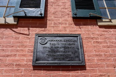 Washington, DC - 28 Haziran 2022: Başkan Lincoln 'ün caddenin karşısındaki Ford Tiyatrosu' nda vurulduktan sonra öldüğü Petersen Evi 'ndeki plaket.