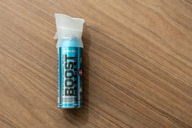 Colorado Springs, CO - 8 Temmuz 2022: Nane aromalı oksijen tüpü, yüksek irtifada veya düşük hava kalitesi olan yerlerde oksijen takviyesi için kullanışlıdır.