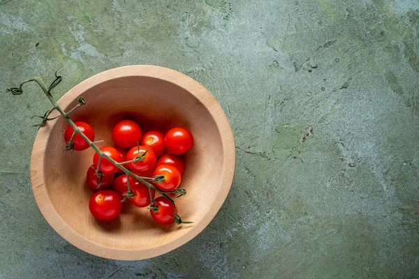 Fresh Cherry Tomatoes Vine Wooden Bowl Green Textured Background — Zdjęcie stockowe