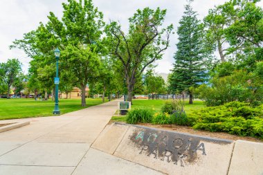 Colorado Springs, CO - 3 Temmuz 2022: Acacia Park, şehir merkezindeki Bijou ve Tejon kavşaklarında yer alan ve Platte ve Nevada 'da kurulan ilk parktı..