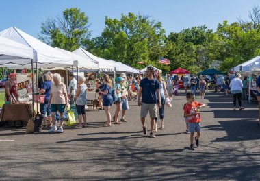 Lansdale, PA - 10 Ağustos 2019: Lansdale Çiftçi Pazarı 'ndan aile alışverişi Cumartesi sabah 9' dan akşam 1 'e kadar, 5 / 18 - 11 / 23 / 2019.