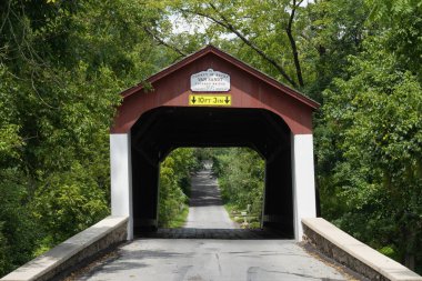 Tarihsel Van Sandt köprüsü, Kunduz Barajı Köprüsü olarak da bilinen köprü, aynı uzunlukta ağırlık dağıtan üst üste binen ve bağlantılı üçgenlerle inşa edilmiş bir köprüdür..