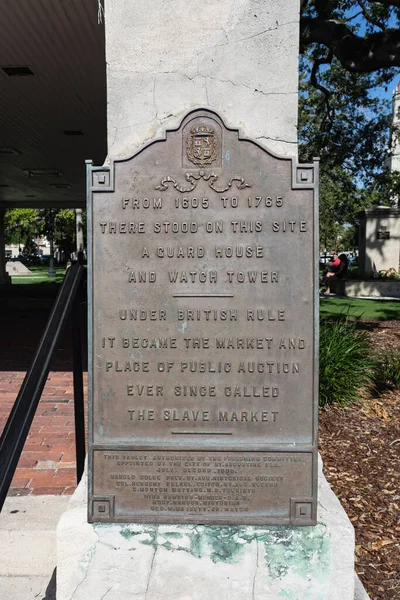 セントオーガスティン 6月15 2018 スレーブ市場の看板は 歴史的な四半期の中心部にあるこの場所の歴史を伝えます — ストック写真