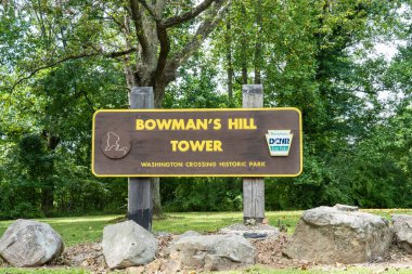 Washington Crossing, PA - 10 Ağustos 2019 Bowman 's Hill Tower İşareti Pennsylvania Eyalet Parkları ve DCNR veya Doğal Kaynaklar Bakanlığı logosunu içeriyor.