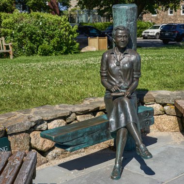 Woods Hole, MA - 14 Haziran 2019: Sessiz Bahar 'ın yazarı Rachel Carson' ın heykeli Waterfront Park 'ta oturuyor.