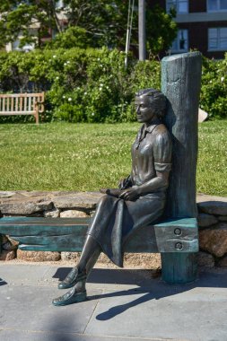 Woods Hole, MA - 14 Haziran 2019: Sessiz Bahar 'ın yazarı Rachel Carson' ın heykeli Waterfront Park 'ta oturuyor.