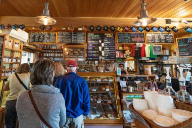 Woods Hole, MA - 14 Haziran 2019: Müşteriler Pie In The Sky Pastanesi 'ndeki lezzetli hamur işleri, sandviçler ve özel kahveler için sıraya girdiler.