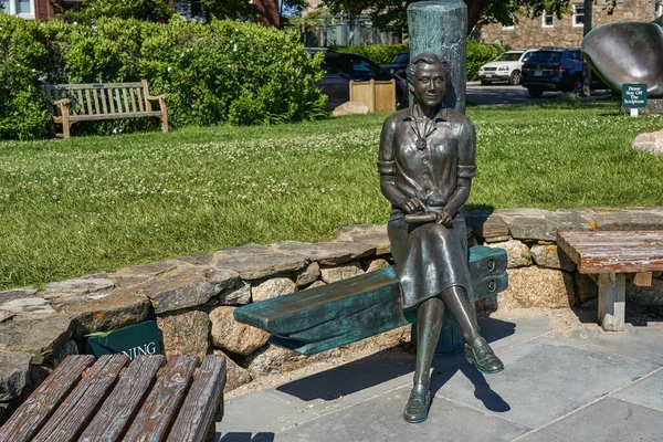 Woods Hole, MA - 14 Haziran 2019: Sessiz Bahar 'ın yazarı Rachel Carson' ın heykeli Waterfront Park 'ta oturuyor.