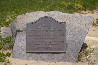 Güney Wellfleet, MA - 12 Haziran 2019: Bu bronz plaket, RCA 'nın öncülü Marconi Wireless Telegraph Co.' nun ilk ABD Transatlantik telgraf istasyonunun anısına yapılmıştır..