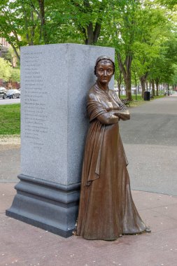 Boston, MA - 18 Mayıs 2015: Commonwealth Bulvarı 'ndaki bronz heykelin bu yakın çekimi Abigail Adams' ı Başkan John Adams 'ın First Lady' si ve kadın eğitim ve mülkiyet haklarını savunan kadını resmediyor..