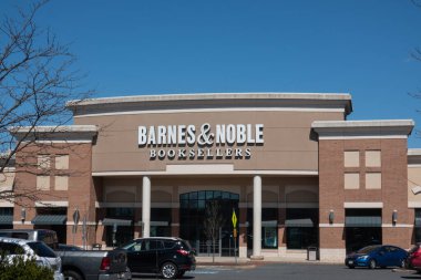 Trenton, NJ - 1 Nisan 2019: Bu Barnes & Noble perakende mağazası Hamilton Marketplace alışveriş merkezinde yer almaktadır.