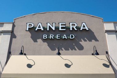 Trenton, NJ - 1 Nisan 2019: Hamilton Marketplace alışveriş merkezindeki Panera Ekmeği simitleriyle ünlüdür.
