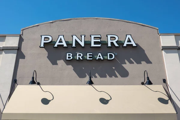 Trenton, NJ - 1 Nisan 2019: Hamilton Marketplace alışveriş merkezindeki Panera Ekmeği simitleriyle ünlüdür.
