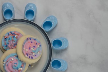 Oğlan tabakta kurabiye yiyor.