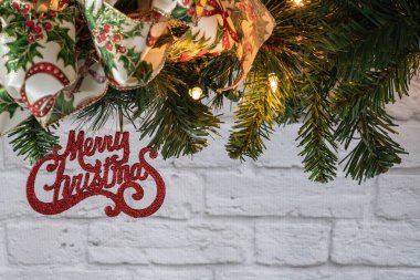 Yeşil çelenkli kurdele Işıklı ve Mutlu Noeller