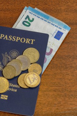 ABD pasaportu ve euro tahtadan bir masa üzerinde dikey