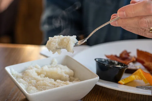 Sıcak çatal ve kahvaltı ezmesi.