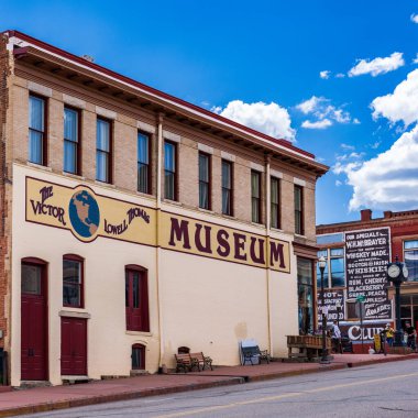 Victor, CO - 9 Temmuz 2022: Victor Lowell Thomas Müzesi, ünlü gazeteci Lowell Thomas 'ın hayatının eserlerinin yanı sıra Victor' daki altına hücum dönemiyle ilgili sergiler.