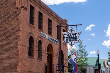 Cripple Creek, CO - 9 Temmuz 2022: Haydutlar ve Lawmen Hapishanesi Müzesi 1901 'den 1991' e kadar kullanılan orijinal hapishane hücrelerini içermektedir..