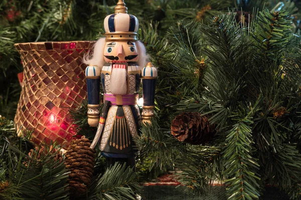 Fındıkkıran ve kırmızı mum tutacağı olan yatay Noel arkaplanı