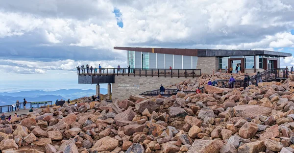 Pikes Peak, CO - 7 Temmuz 2022: Yeni Pikes Tepesi Zirvesi Ziyaretçi Merkezi sergiler, atıştırmalıklar ve bir hediyelik eşya dükkanı içeriyor.
