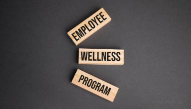 İşçi Sağlığı Programı kelimeleri sarı arka plandaki tahta bloklarda. İş ahlakı kavramı.