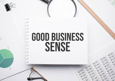 Metni yazmak için not defterine Good BUSINESS SENSE, büyüteç, grafikler ve gözlükler.