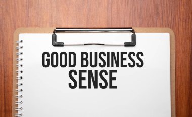 BİR İŞ SENSE yazı ahşap masa üzerinde beyaz kağıt üzerinde