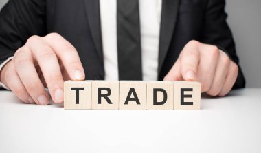 Kelime ticareti. Beyaz arkaplanda izole edilmiş harfleri olan tahta küpler ve kopya alanı mevcut. İş Konsepti resmi.