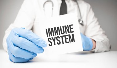 Doktorun elinde steteskopla metin bağışıklık sistemi olan beyaz etiket