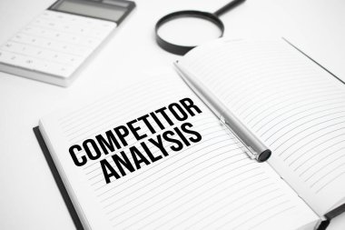 İş aksesuarları, hesap makinesi, raporlar ve metin COMPETITOR ANALYSIS ile büyüteç