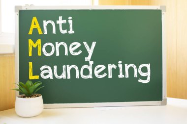 Okul yönetim kurulunda tebeşirle yazılmış aml, arama motoru optimizasyonu ve web siteleri. Masa, süpürülmüş kağıt topları, bilgisayar klavyesi