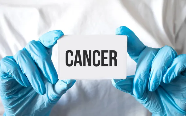 Врач Держит Карточку Текстом Cancer Медицинская Концепция — стоковое фото